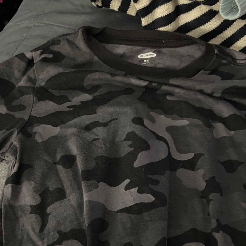 Old Navy Boys Gray and Black Camouflage long sleeve Tee size M (8)
